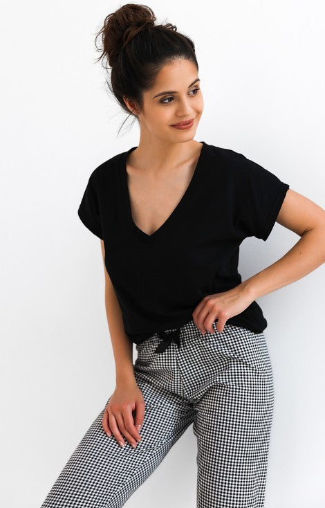 Pijama Domenica cu bluza neagra si pantaloni carouri mici