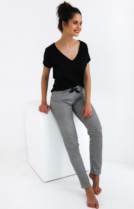 Pijama Domenica cu bluza neagra si pantaloni carouri mici