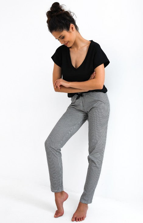 Pijama Domenica cu bluza neagra si pantaloni carouri mici