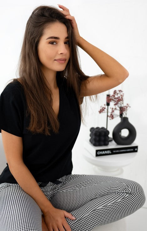 Pijama Domenica cu bluza neagra si pantaloni carouri mici