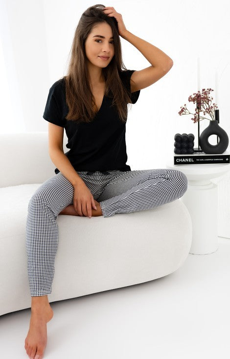 Pijama Domenica cu bluza neagra si pantaloni carouri mici