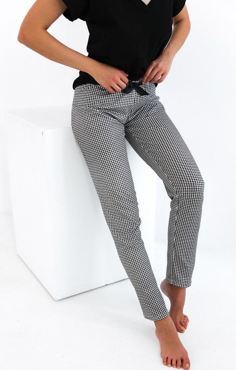 Pijama Domenica cu bluza neagra si pantaloni carouri mici
