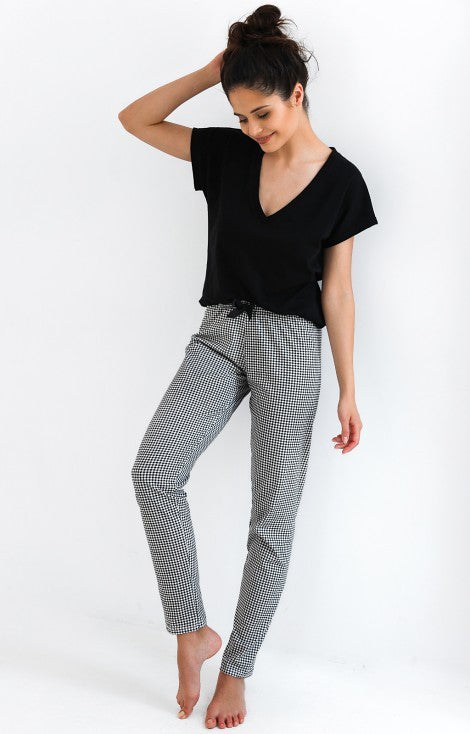 Pijama Domenica cu bluza neagra si pantaloni carouri mici